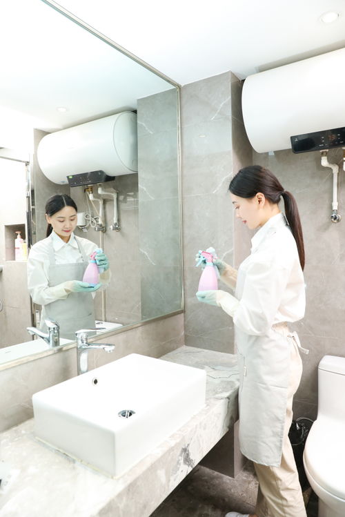 保姆保潔服務，以女性人物攝影圖展現清潔行業的專業與溫情
